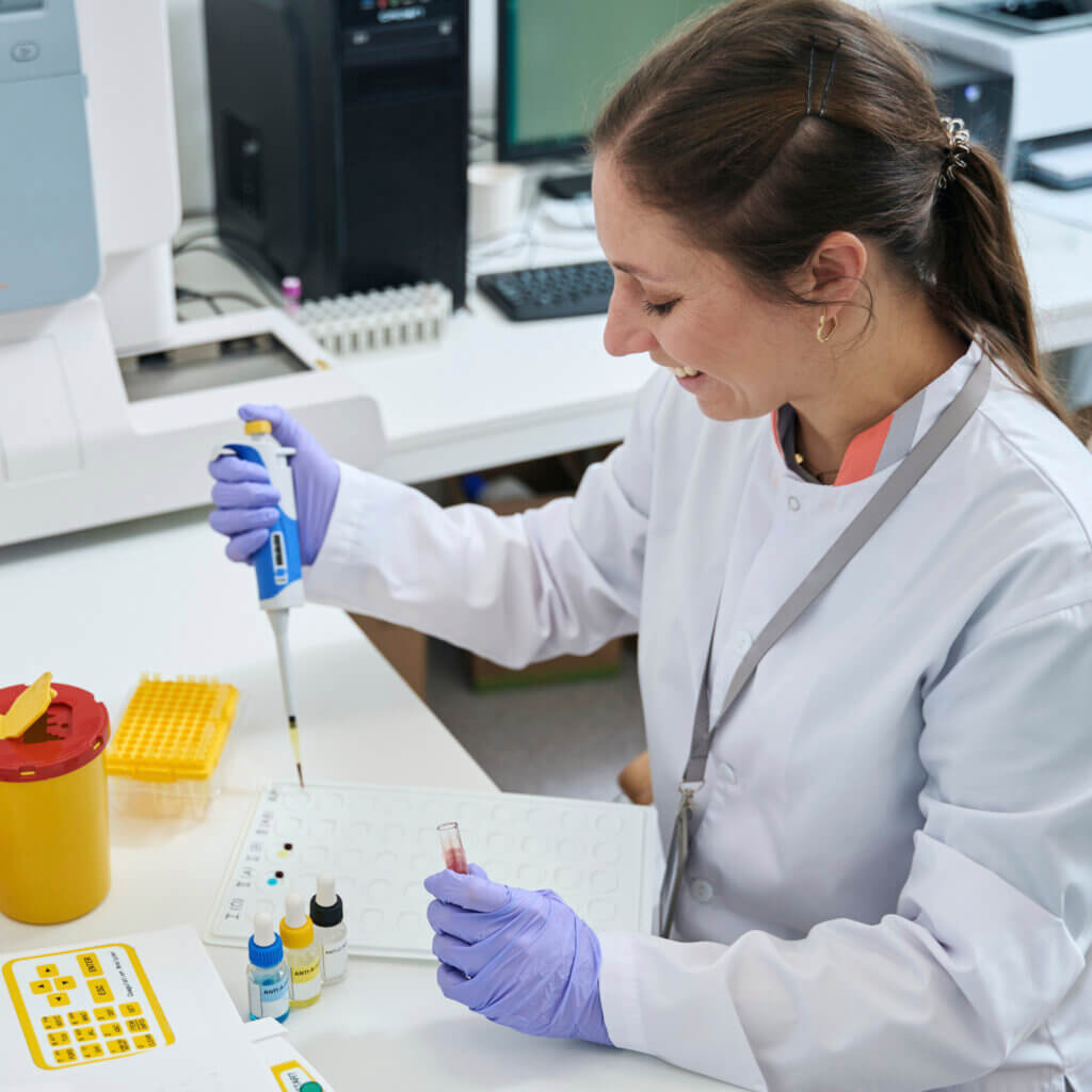 Análisis hormonal para detectar desequilibrio en laboratorio clínico de Temuco